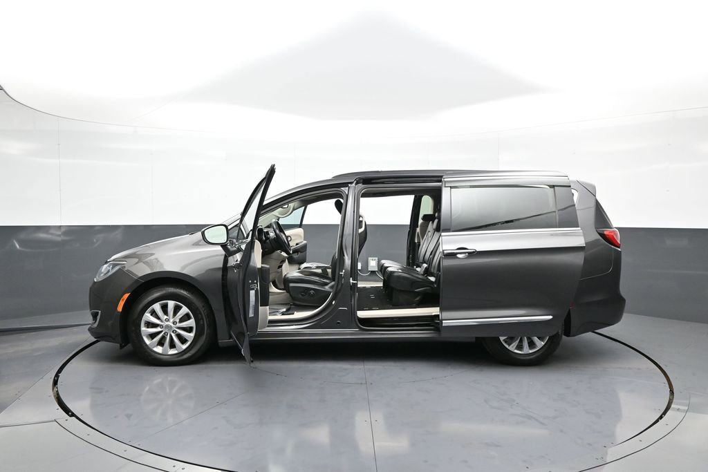 Used 2017 Chrysler Pacifica Touring-L image 43