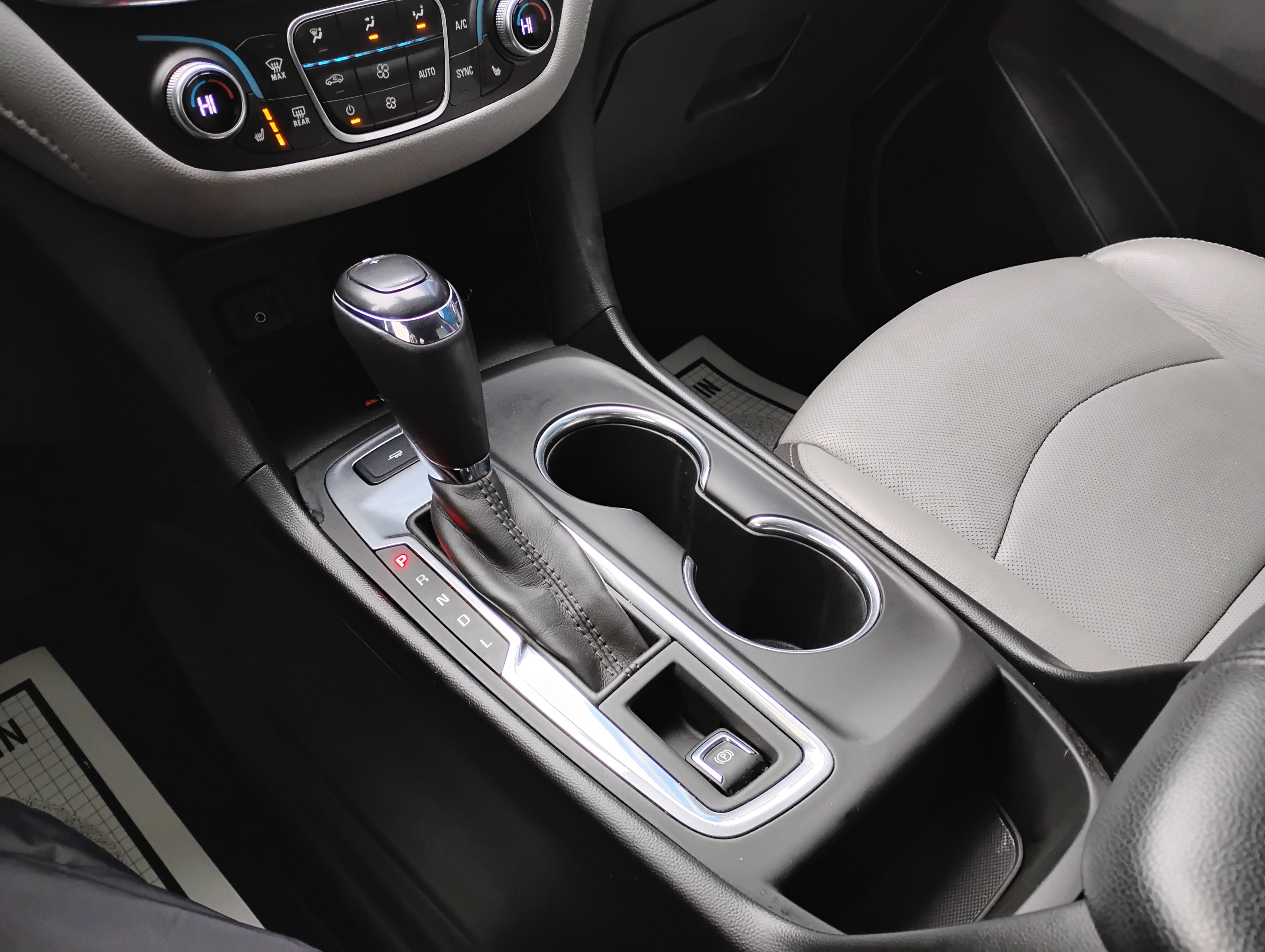 Used 2018 Chevrolet Equinox Premier image 12