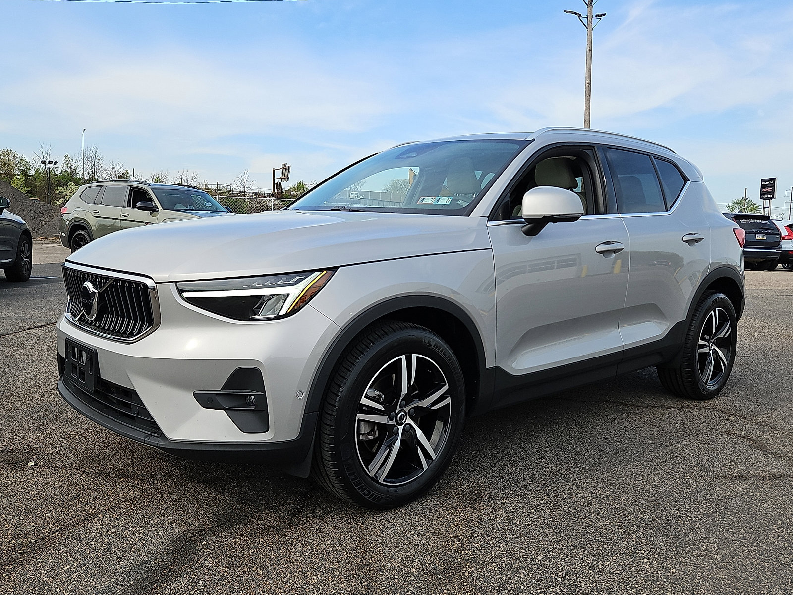 Certified 2023 Volvo XC40 B5 Plus w/ Driver Assist Package AWD/4WD image 3