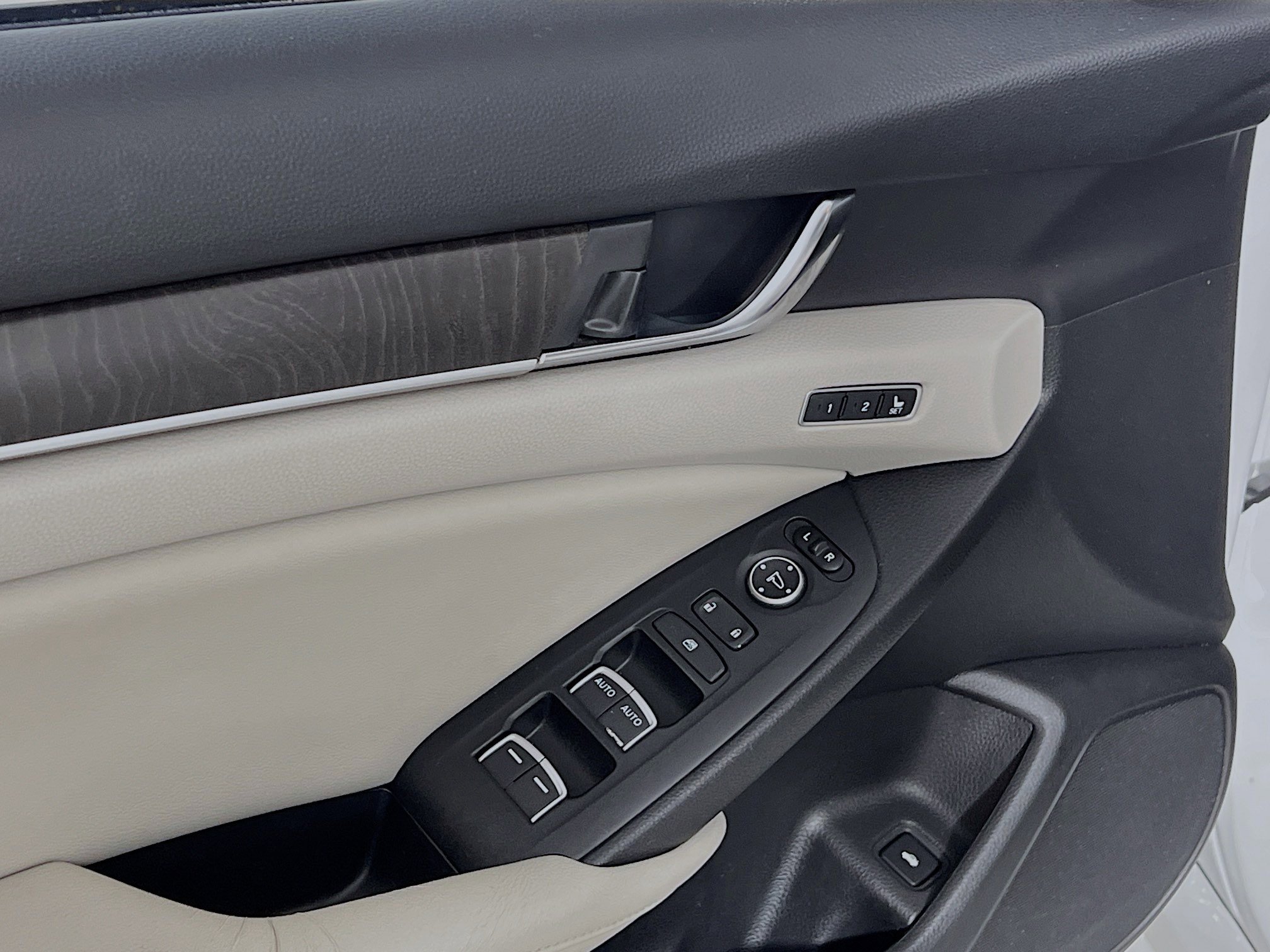 Used 2018 Honda Accord EX-L image 16