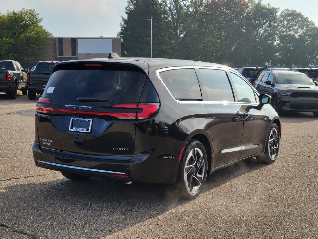 New 2027 Chrysler Pacifica Limited FWD image 3