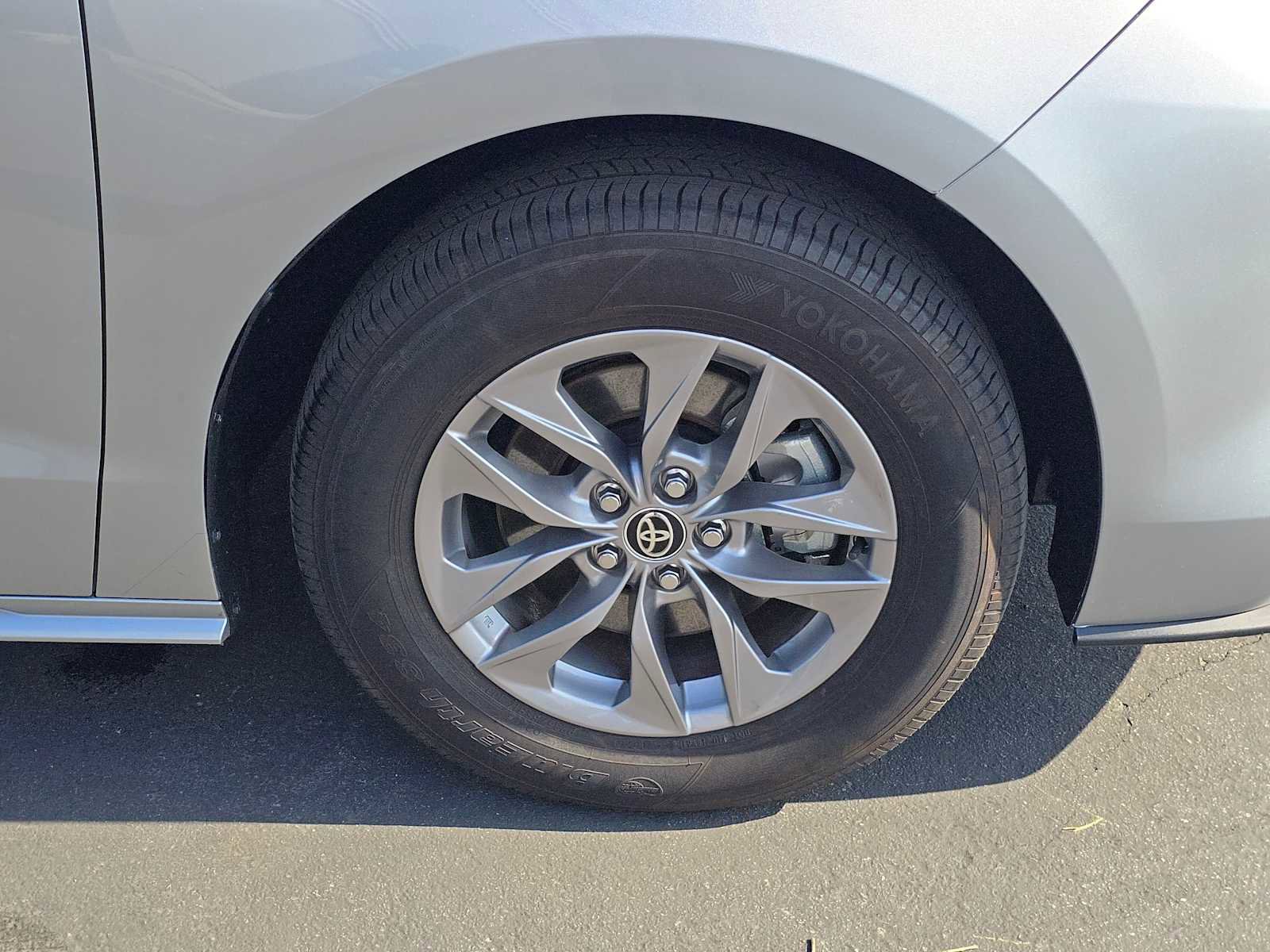 Certified 2025 Toyota Sienna XLE FWD image 9