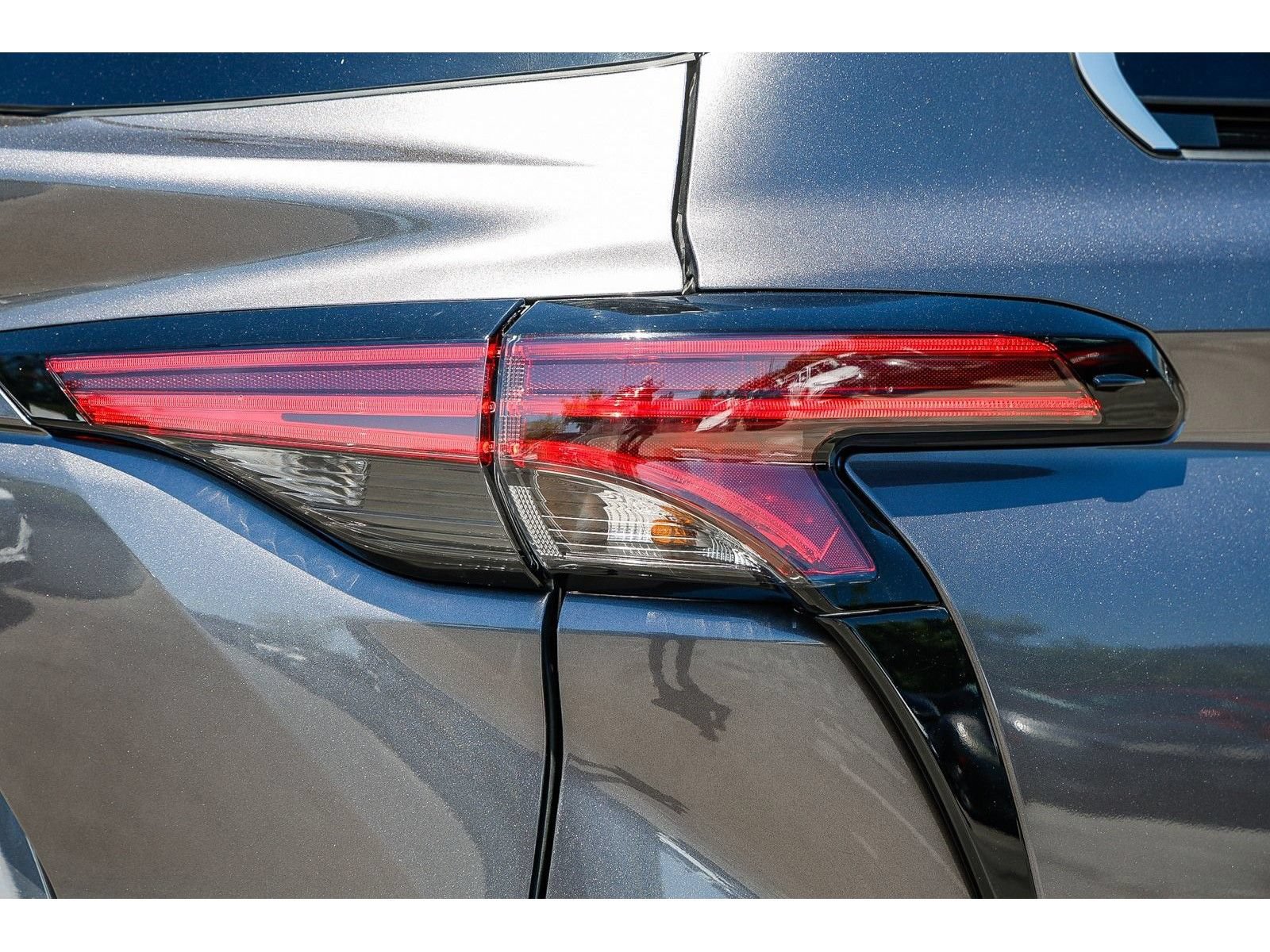 Used 2024 Toyota Sienna Platinum FWD image 9