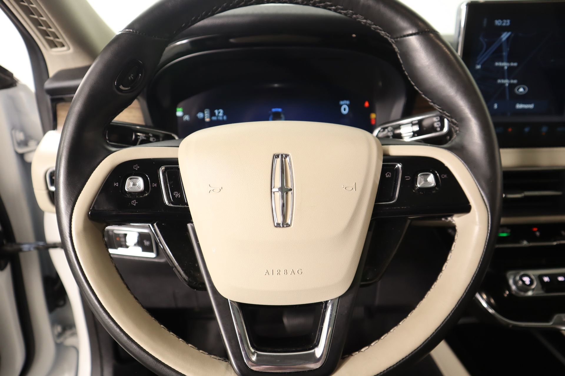 Used 2025 Lincoln Corsair Reserve image 3