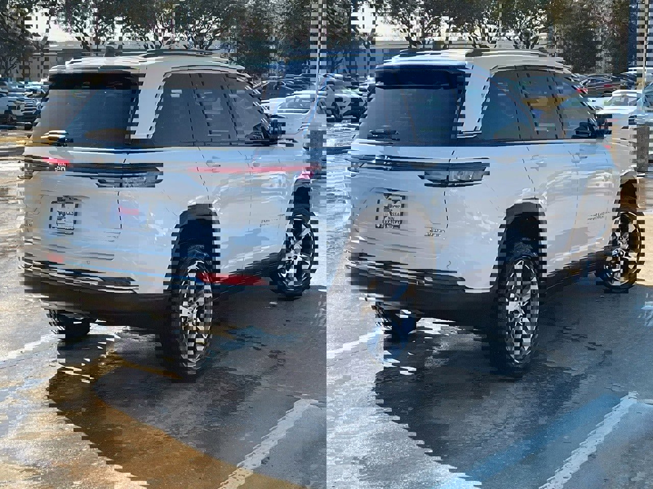 Used 2023 Jeep Grand Cherokee Limited w/ Trailer Tow Prep Group (B) image 5