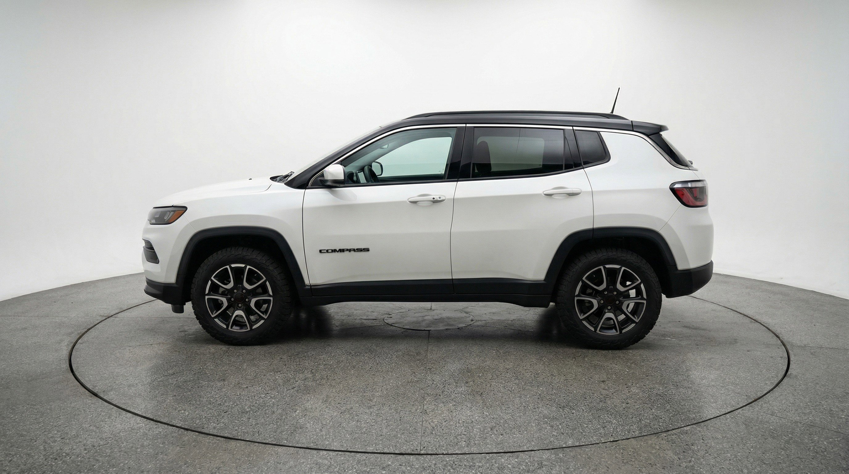 Used 2025 Jeep Compass Trailhawk AWD/4WD image 5