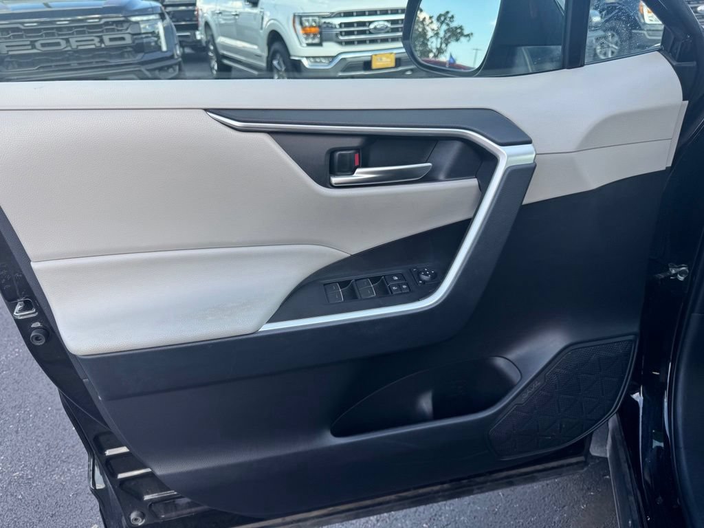 Used 2025 Toyota RAV4 XLE AWD/4WD image 2