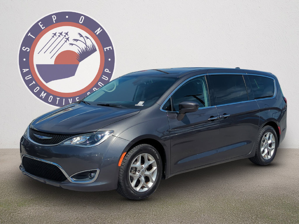 Used 2019 Chrysler Pacifica Touring Plus w/ Tire & Wheel Group FWD image 1