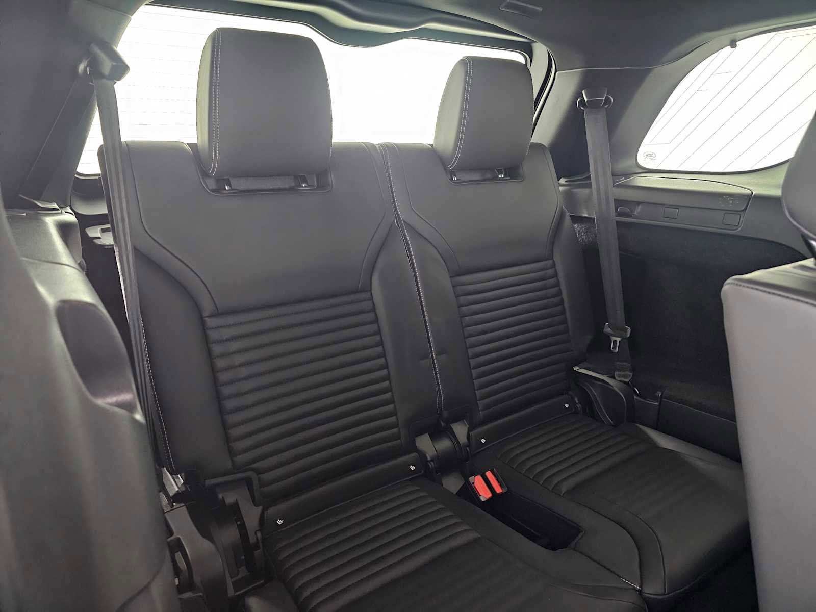 Used 2025 Land Rover Discovery Dynamic SE image 13