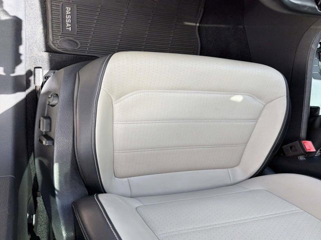 Used 2020 Volkswagen Passat 2.0T R-Line FWD image 9