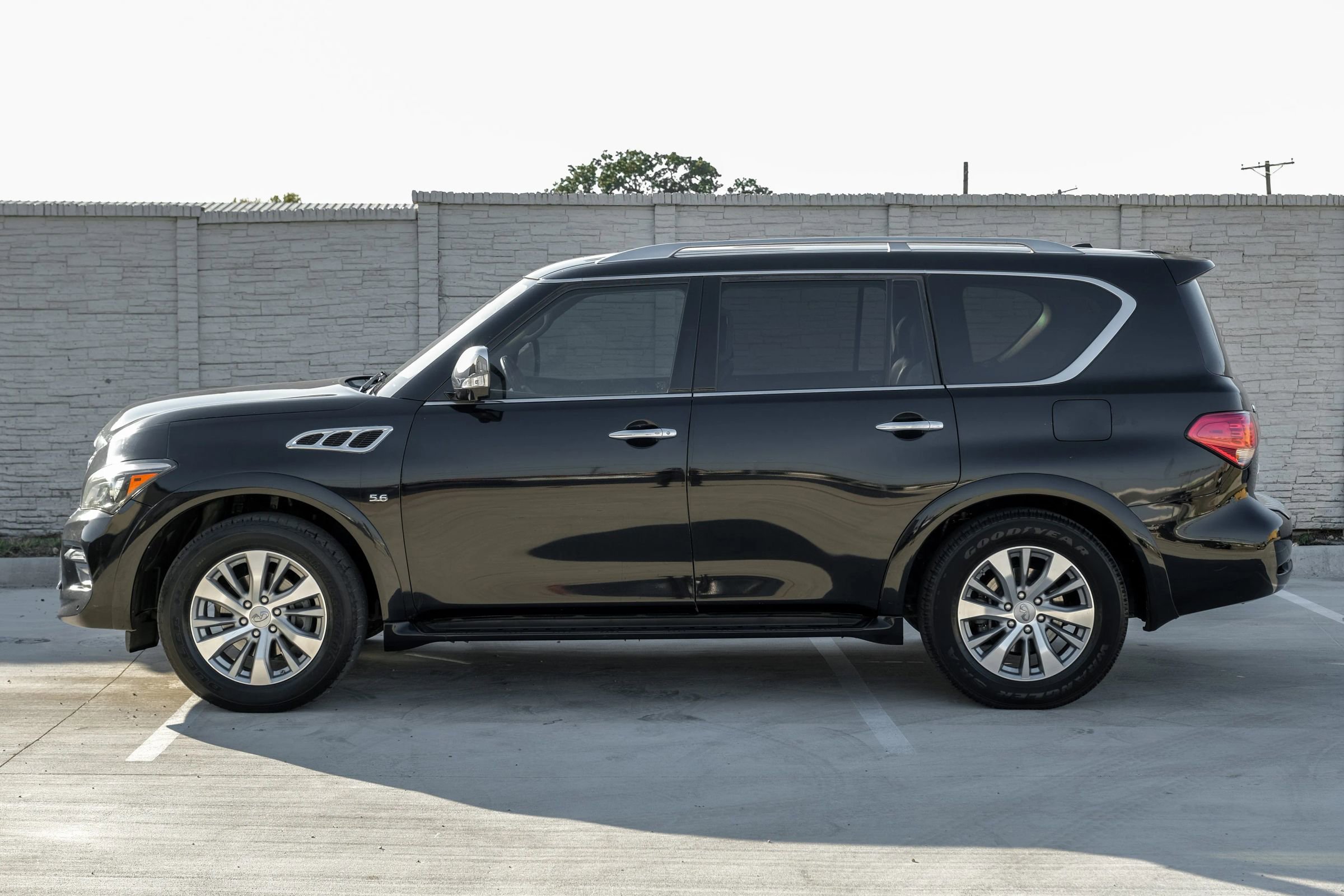 Used 2016 INFINITI QX80 4WD w/ Deluxe Technology Package image 11