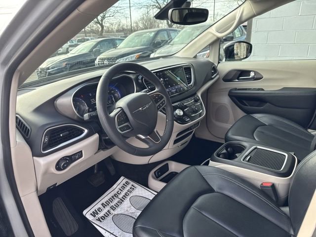 Used 2024 Chrysler Pacifica Touring-L FWD image 9