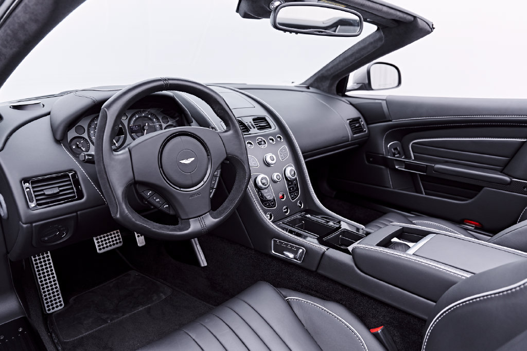 Used 2016 Aston Martin DB9 GT RWD image 2