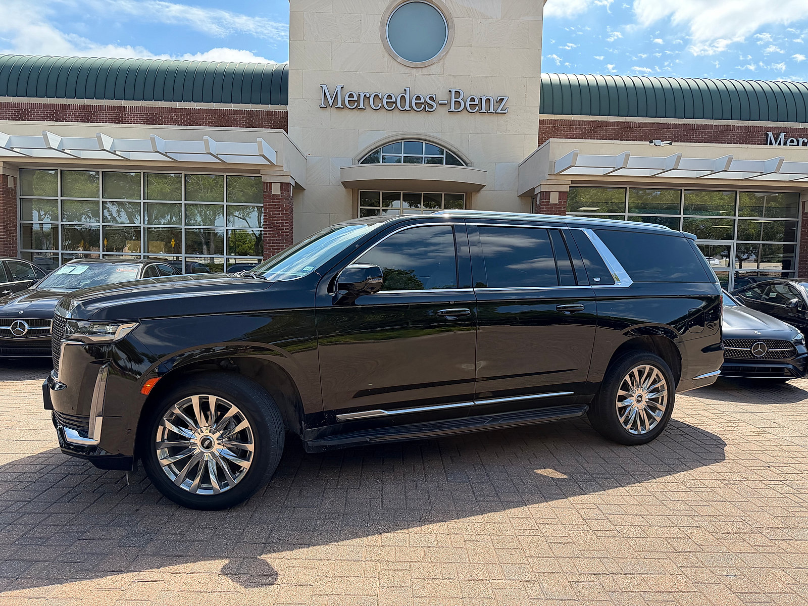 Used 2021 Cadillac Escalade ESV Premium Luxury w/ Performance Package AWD/4WD image 2