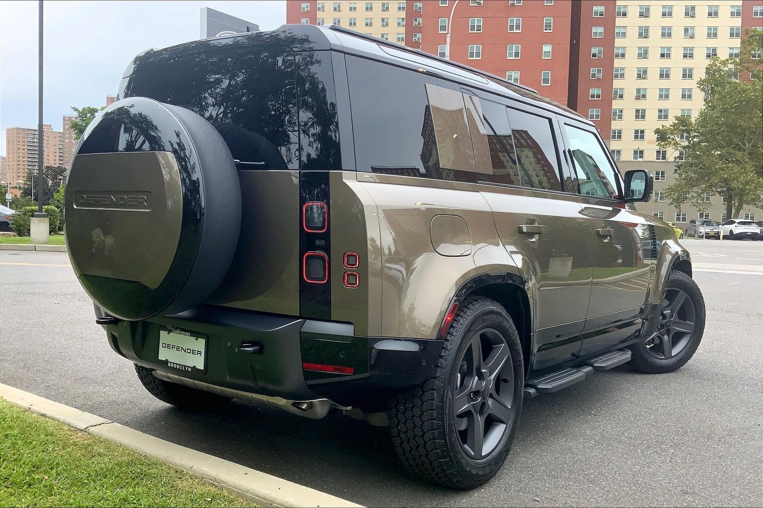 Certified 2026 Land Rover Defender 110 X-Dynamic SE AWD/4WD image 12