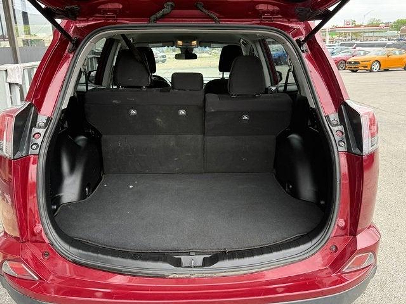 Used 2018 Toyota RAV4 LE FWD image 6