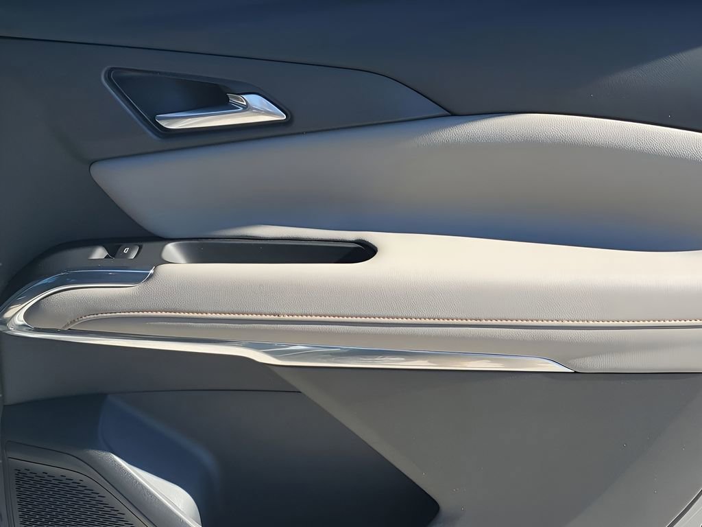 Used 2025 Chevrolet Traverse LT image 44