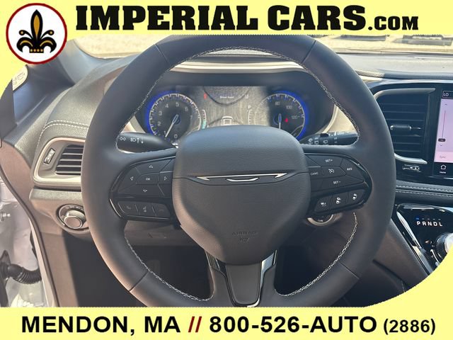 New 2027 Chrysler Pacifica Limited w/ Family Tech Group AWD/4WD image 23