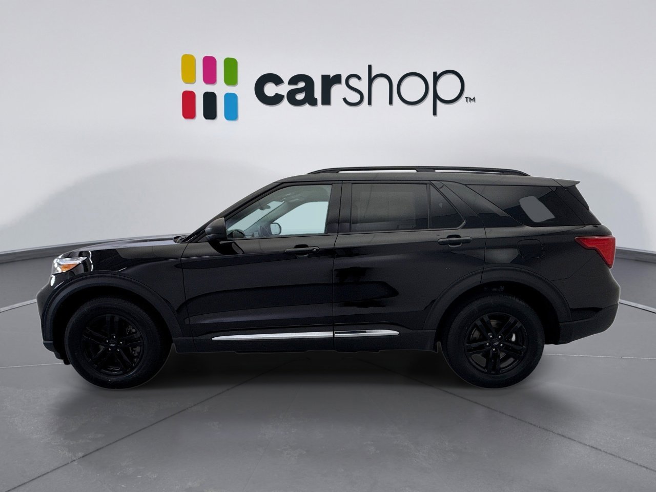 Used 2024 Ford Explorer XLT AWD/4WD image 2
