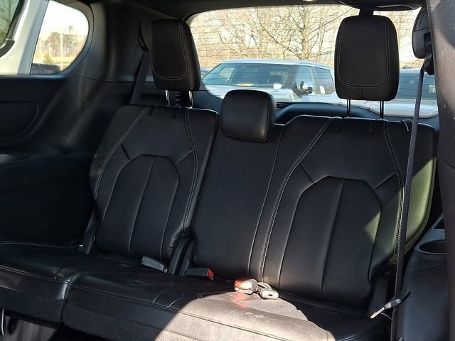 Used 2025 Chrysler Pacifica Select image 11
