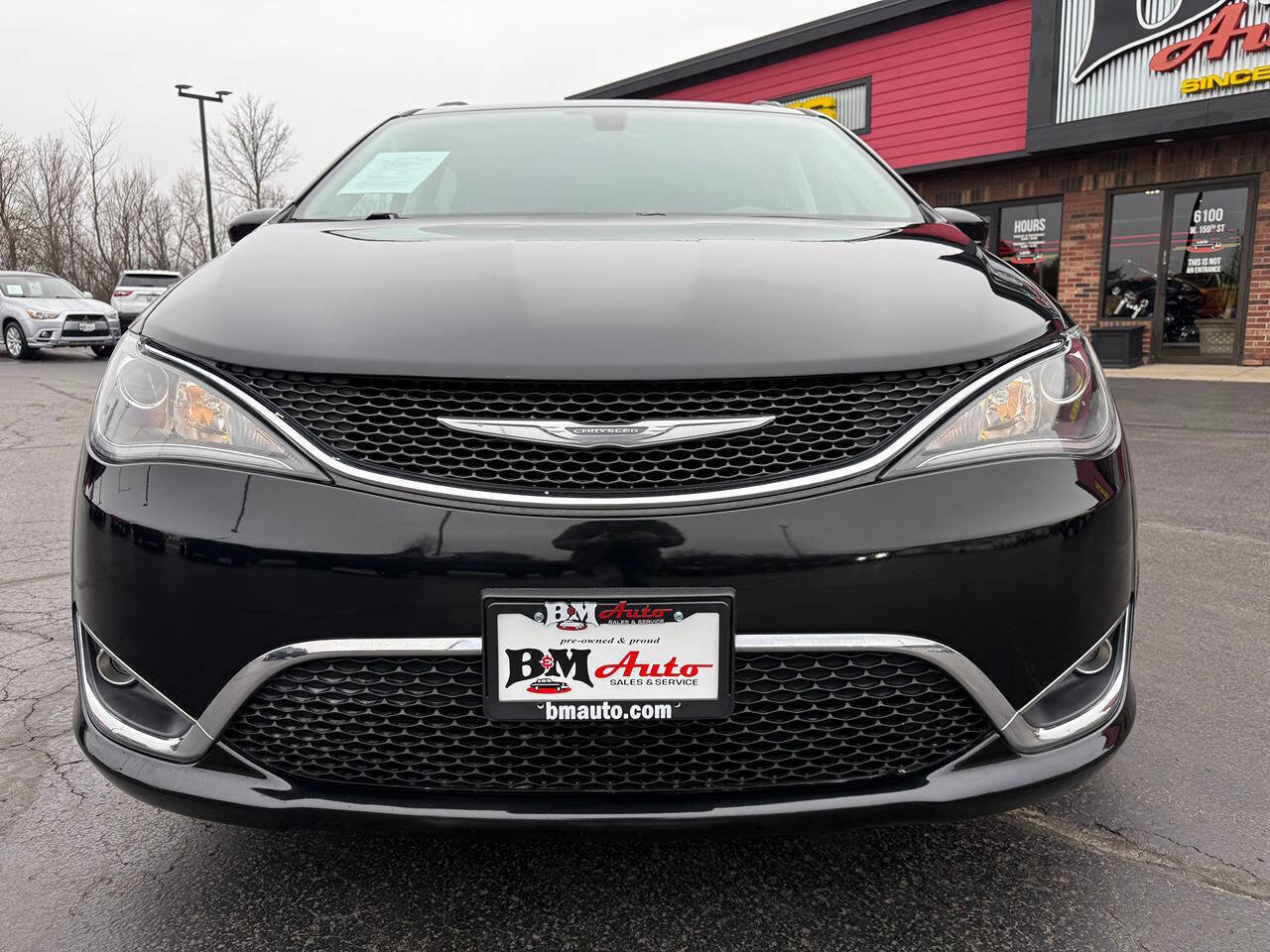 Used 2017 Chrysler Pacifica Touring-L image 2