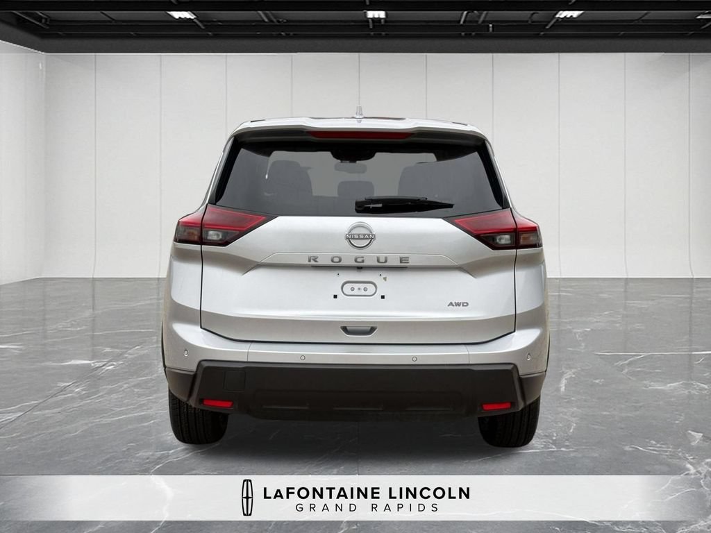Used 2025 Nissan Rogue SV AWD/4WD image 4