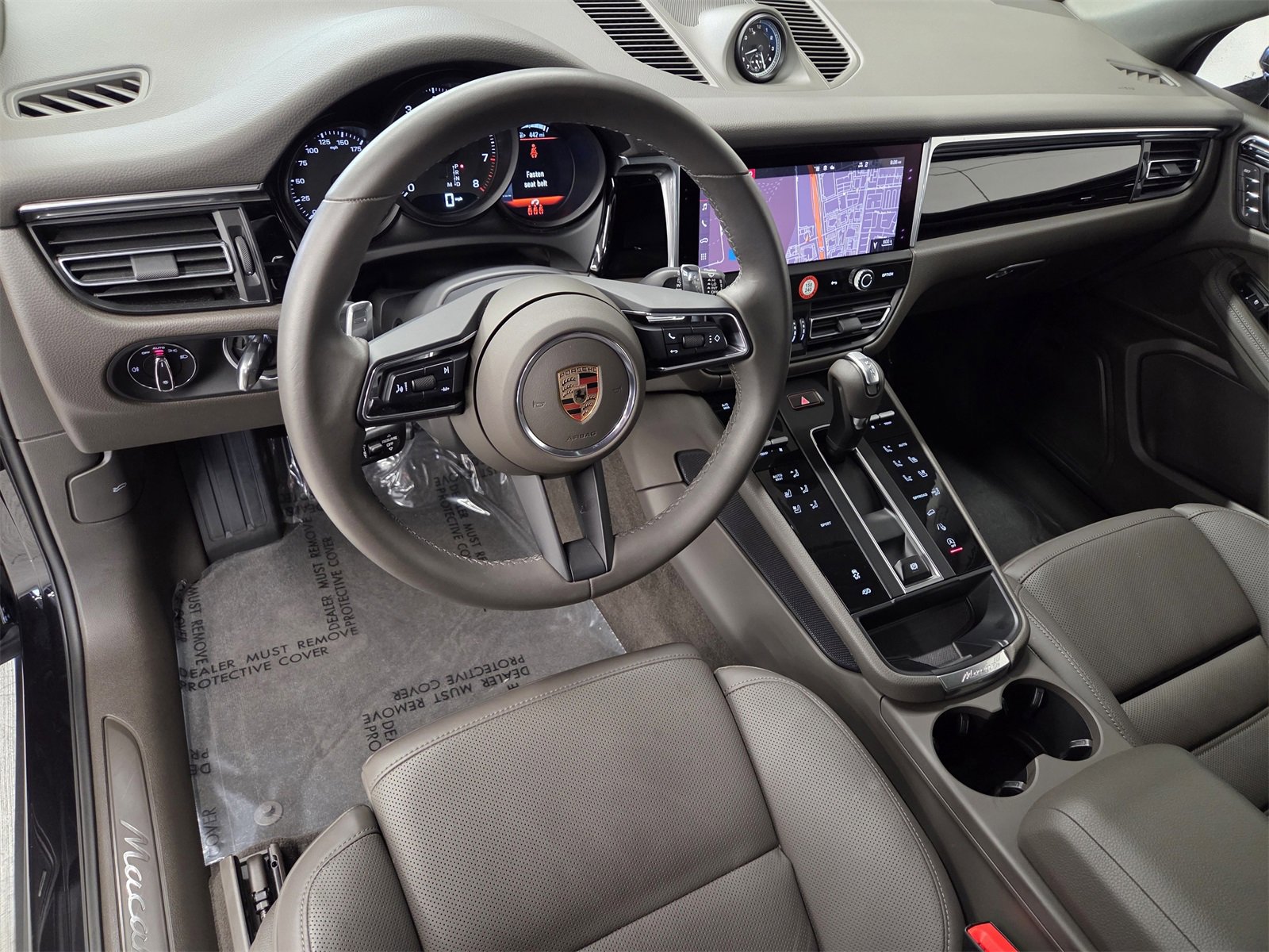 Certified 2025 Porsche Macan image 4