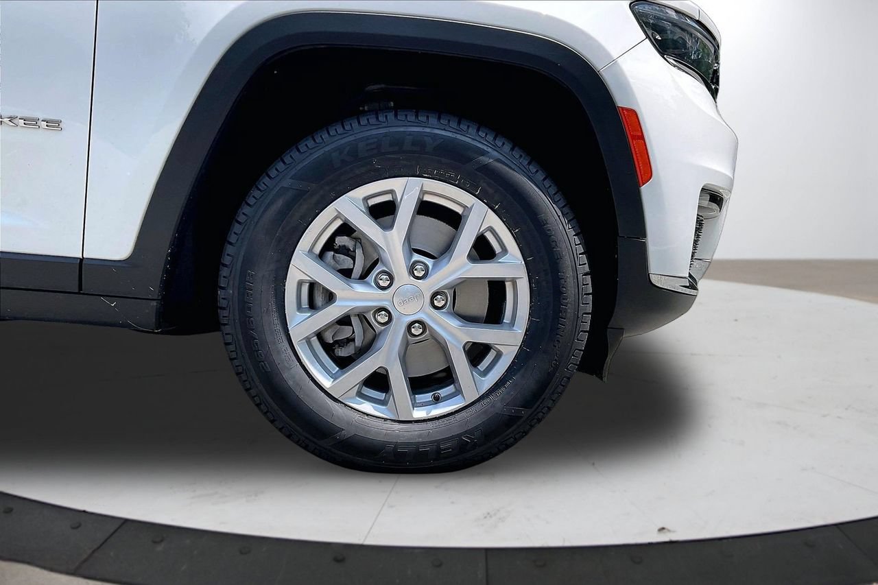 Used 2023 Jeep Grand Cherokee L Limited AWD/4WD image 36