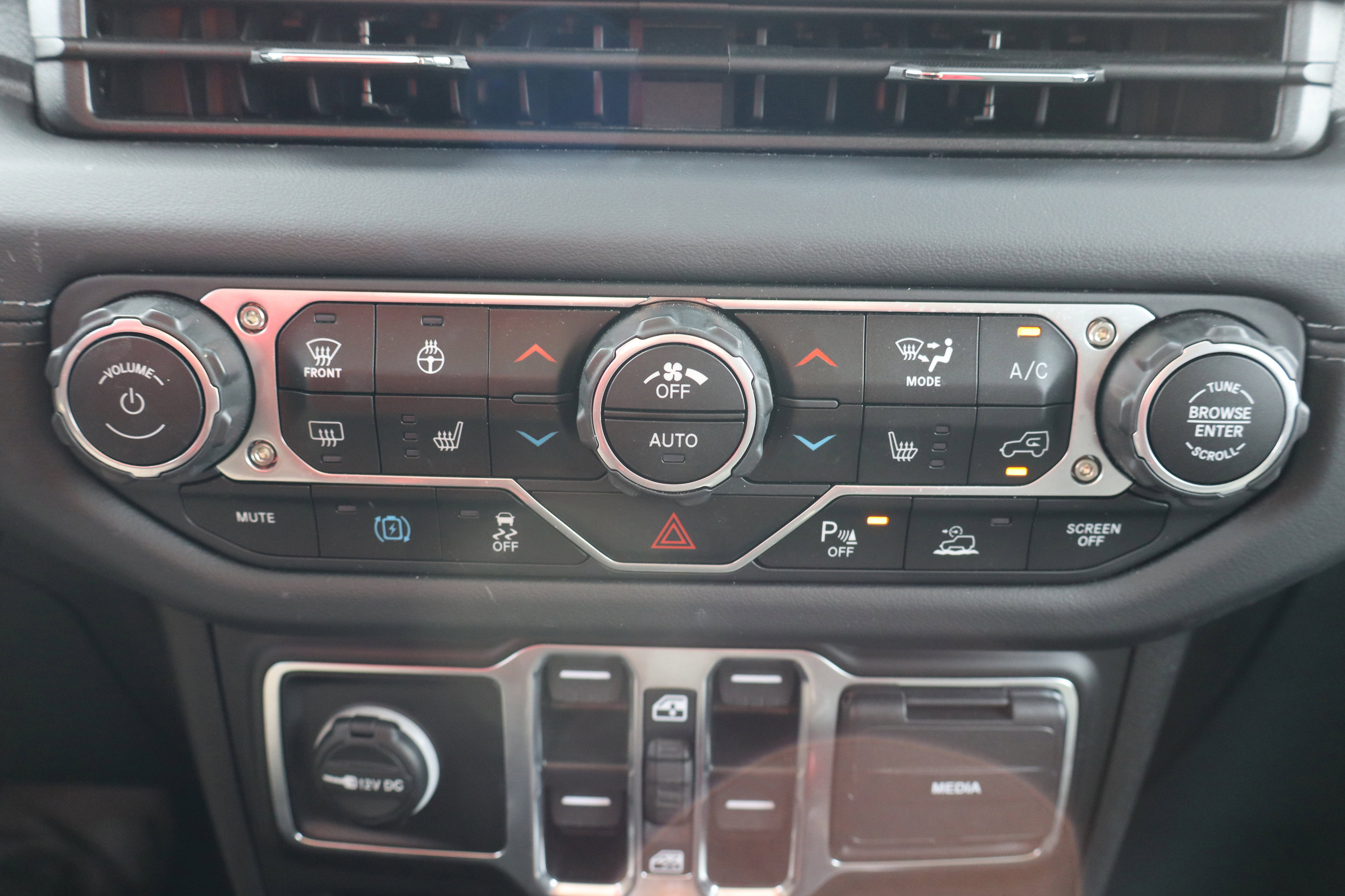 Used 2025 Jeep Wrangler Sahara w/ Safety Group image 23