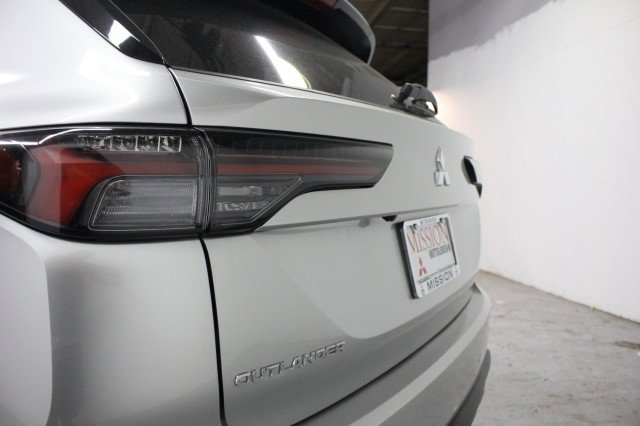 New 2025 Mitsubishi Outlander ES image 4