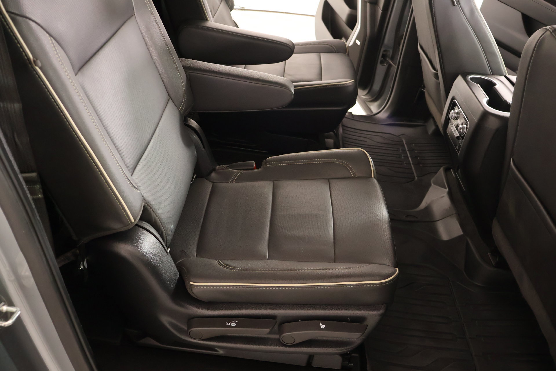 Used 2024 GMC Yukon XL SLT w/ SLT Luxury Package RWD image 16