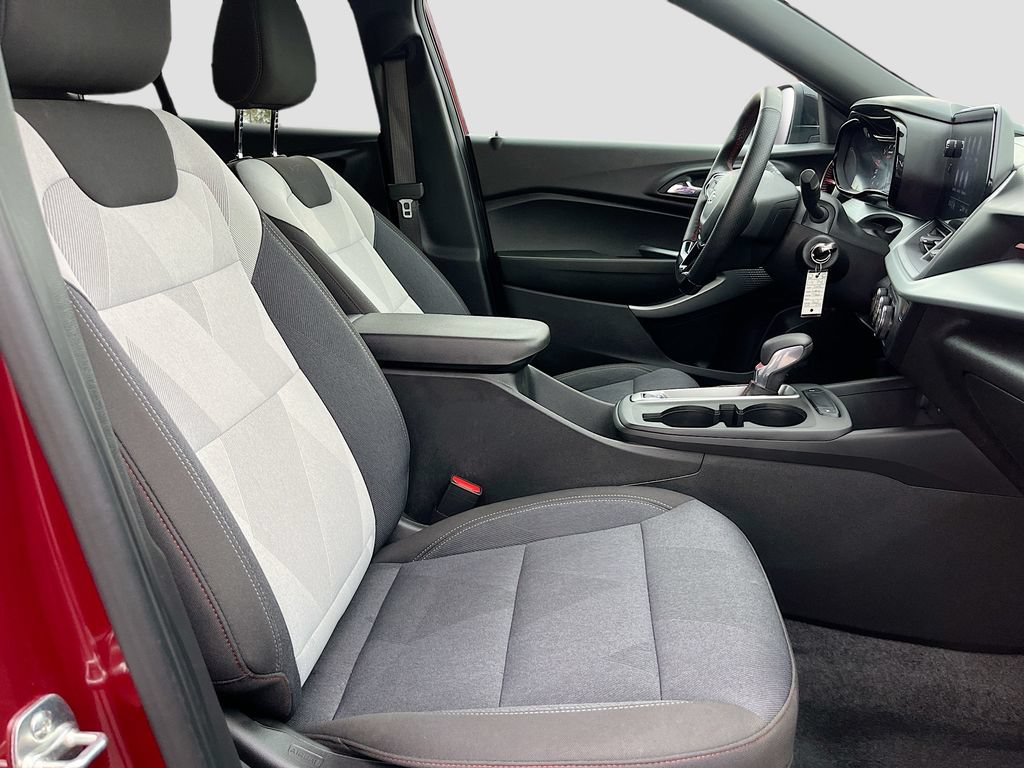 Used 2025 Chevrolet Trax RS w/ Driver Confidence Package FWD image 27