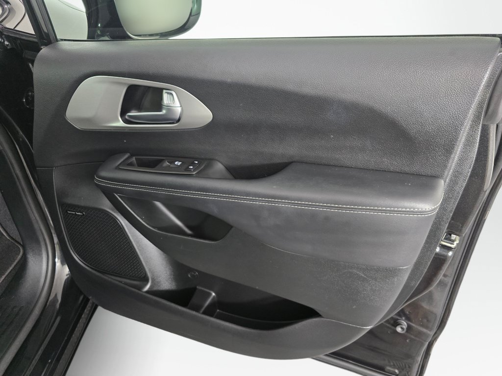 Used 2023 Chrysler Pacifica Limited w/ Uconnect Theater Family Group FWD image 41