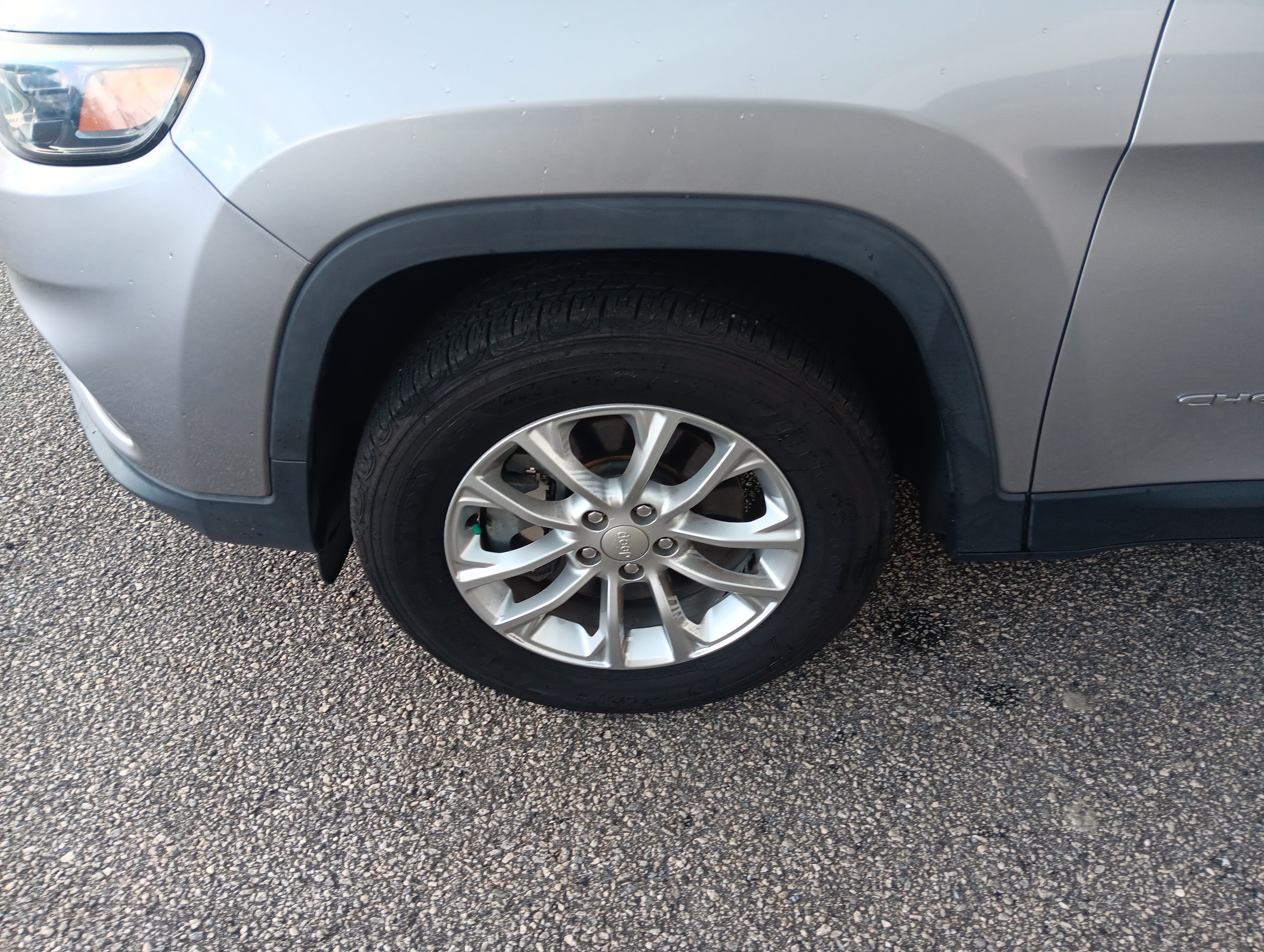 Used 2019 Jeep Cherokee Latitude w/ Popular Appearance Group AWD/4WD image 2
