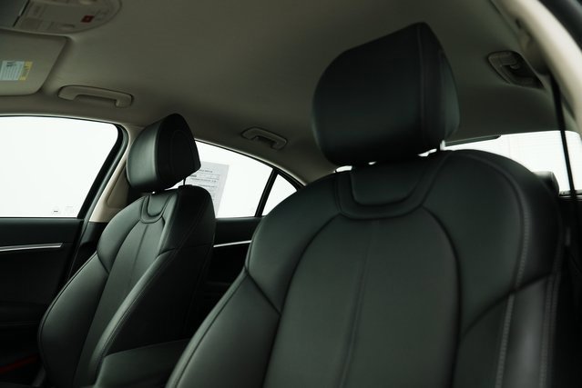 Used 2025 Genesis G70 2.5T image 22