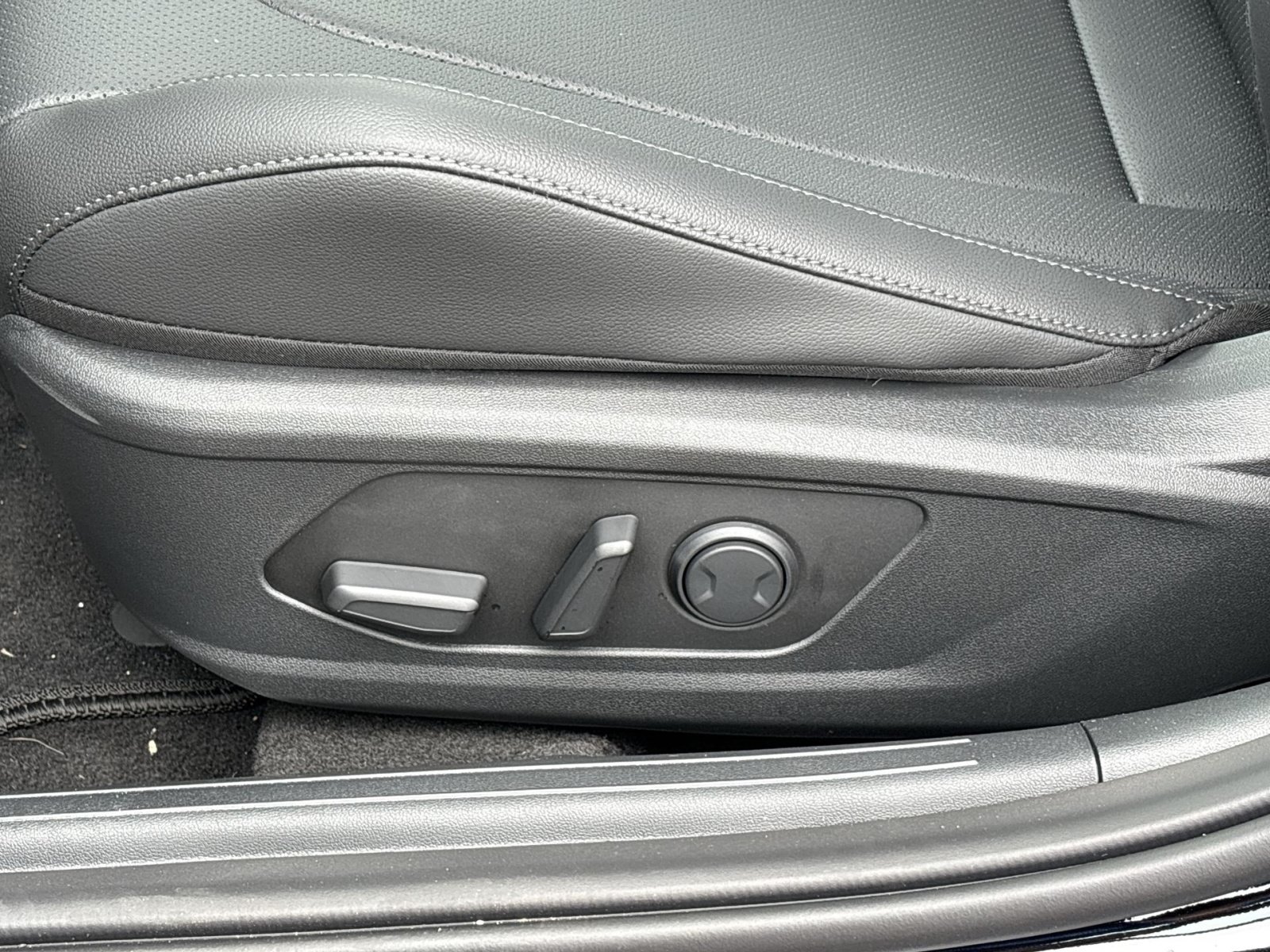 New 2026 Hyundai Elantra Limited FWD image 14