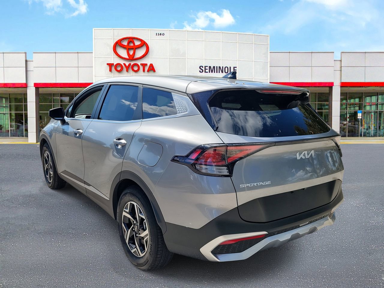 Used 2025 Kia Sportage LX image 4
