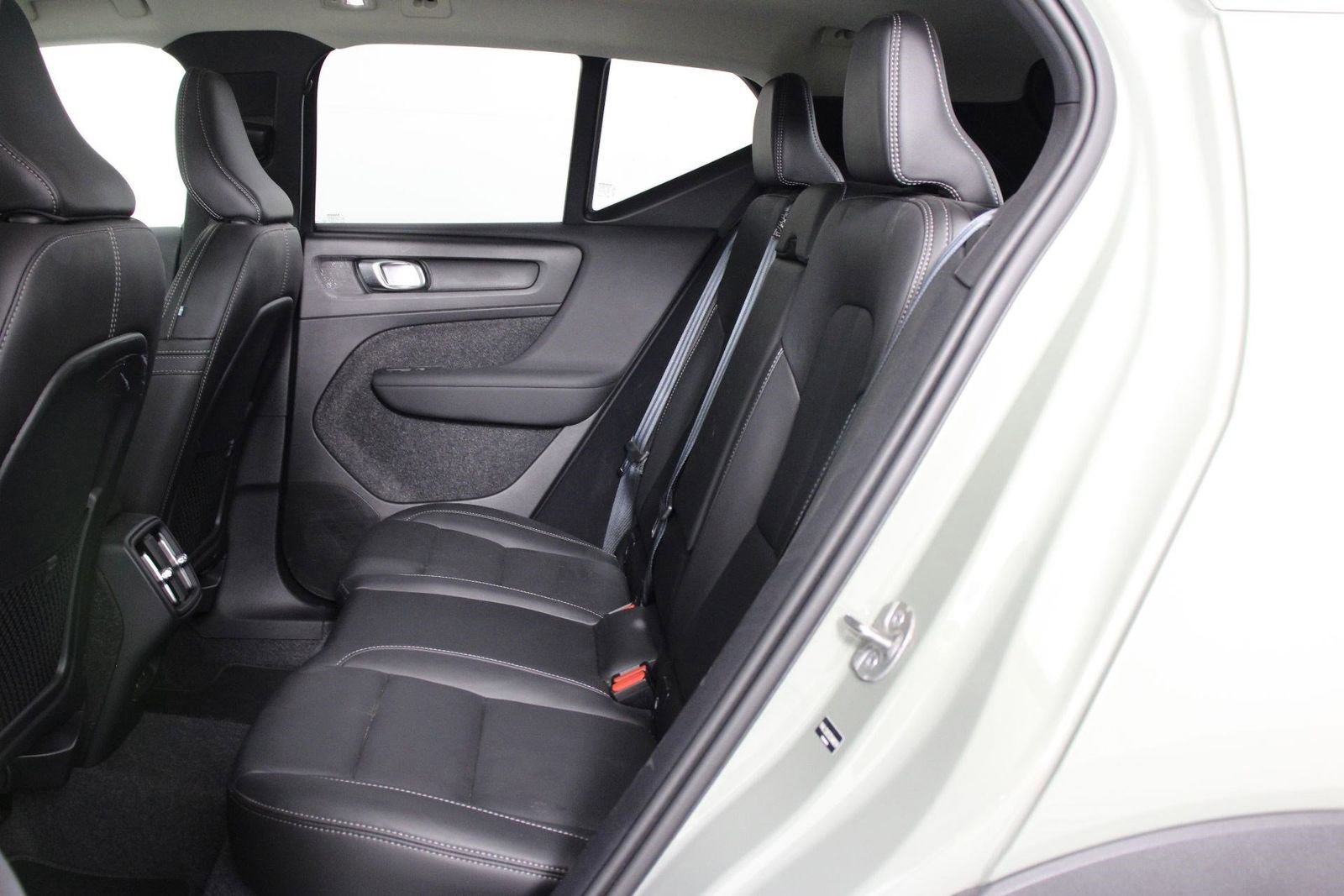 Certified 2025 Volvo XC40 B5 Plus image 32