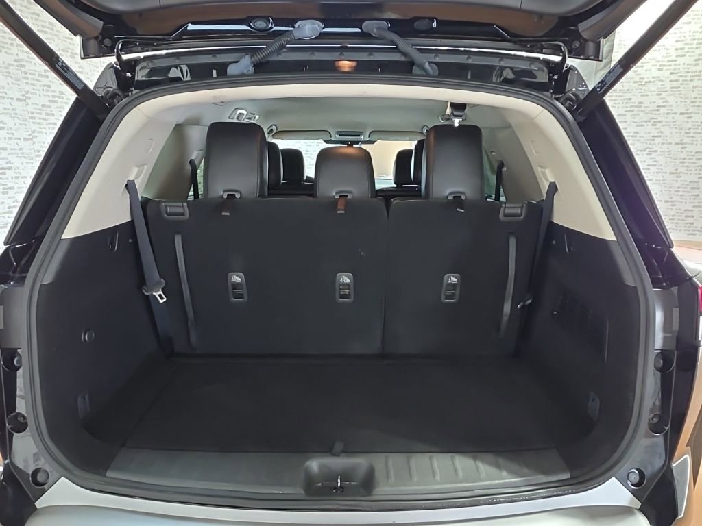 Used 2023 Nissan Pathfinder SL AWD/4WD image 12