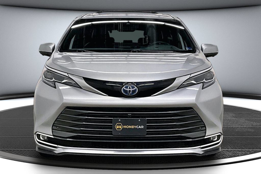 Used 2025 Toyota Sienna Platinum AWD/4WD image 2