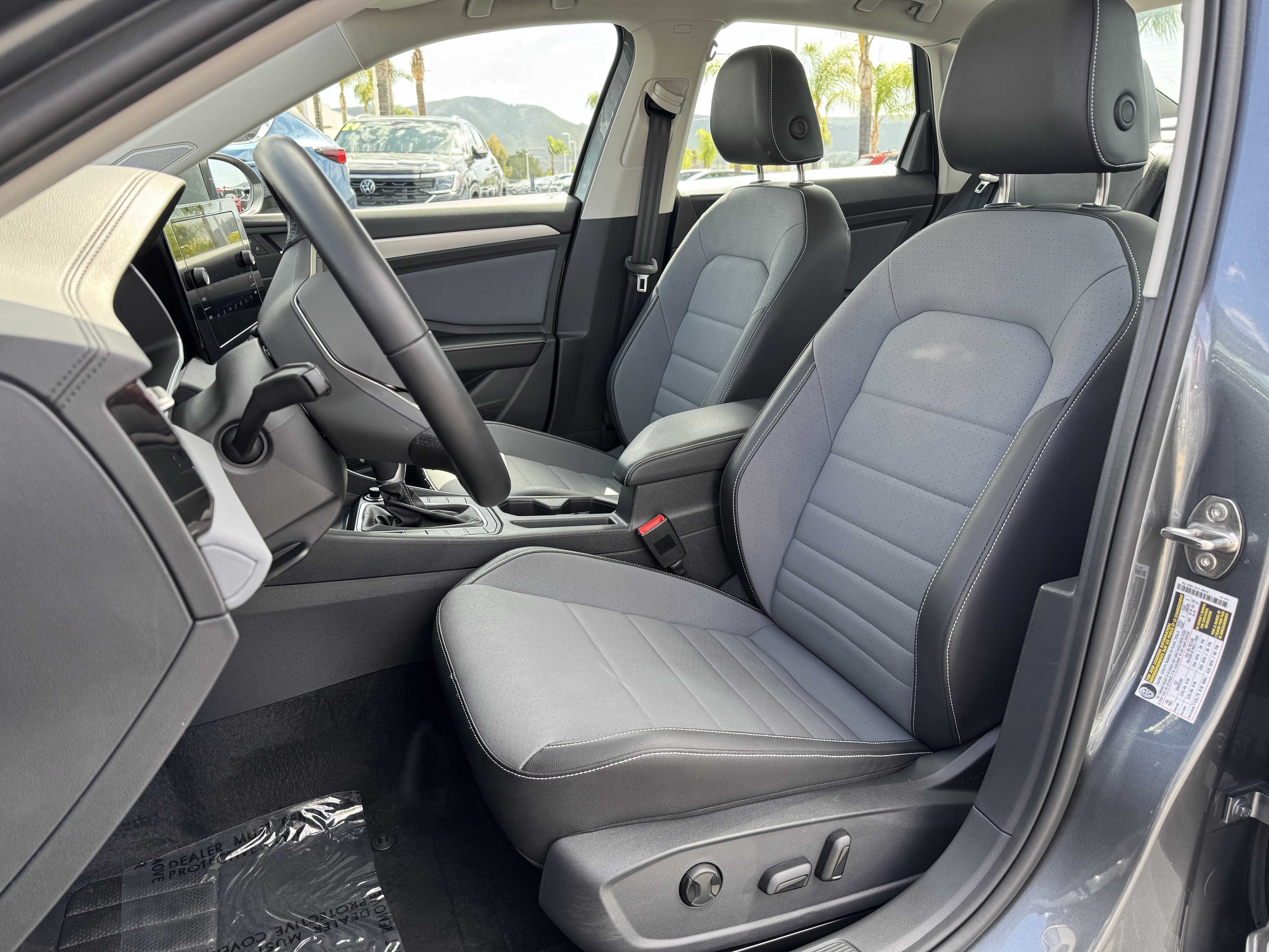 Used 2025 Volkswagen Jetta SE w/ Sunroof Package FWD image 16