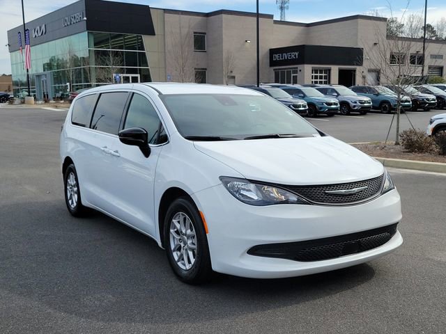 Used 2025 Chrysler Voyager LX image 3