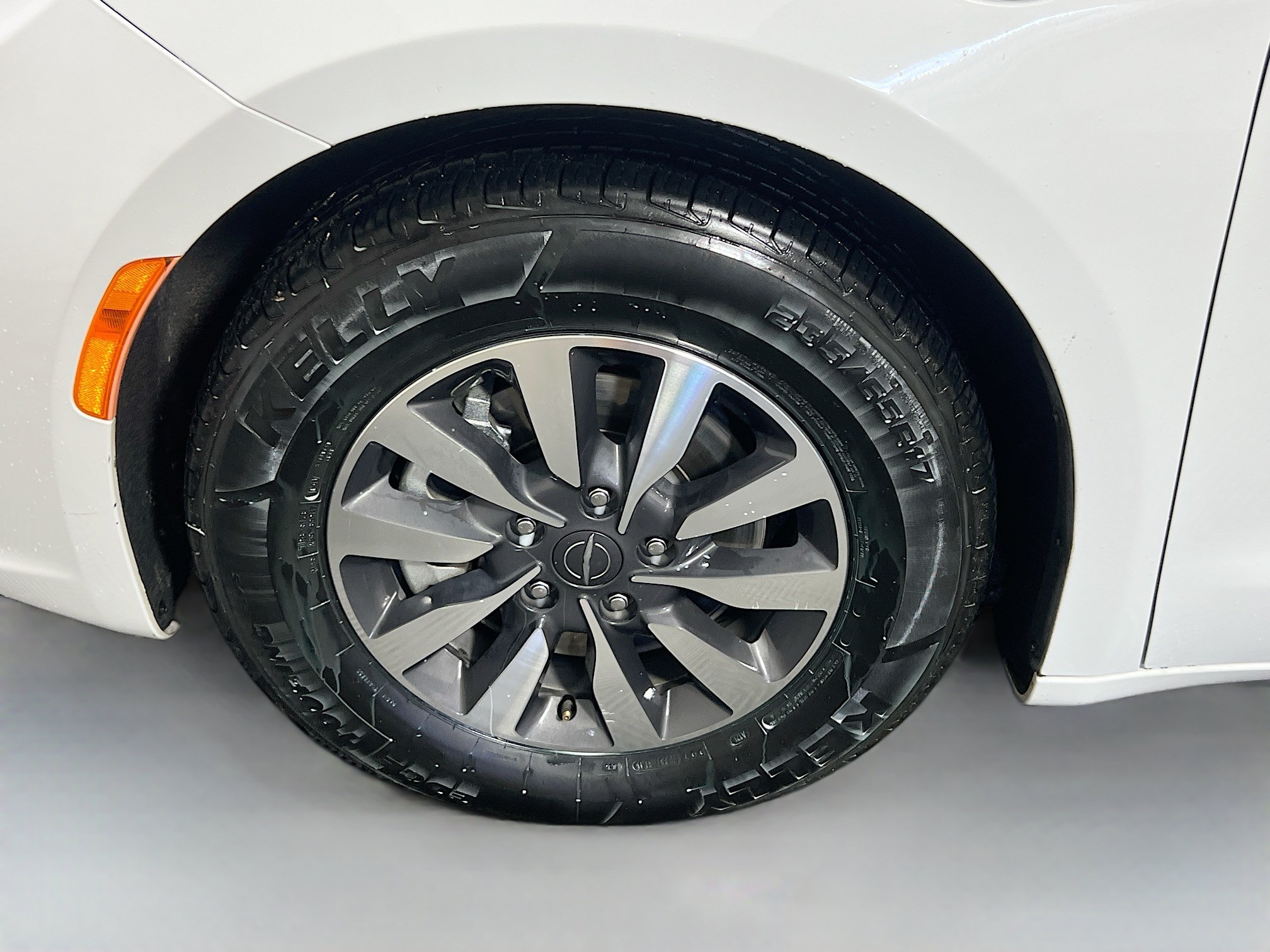 Used 2023 Chrysler Pacifica Touring-L FWD image 13