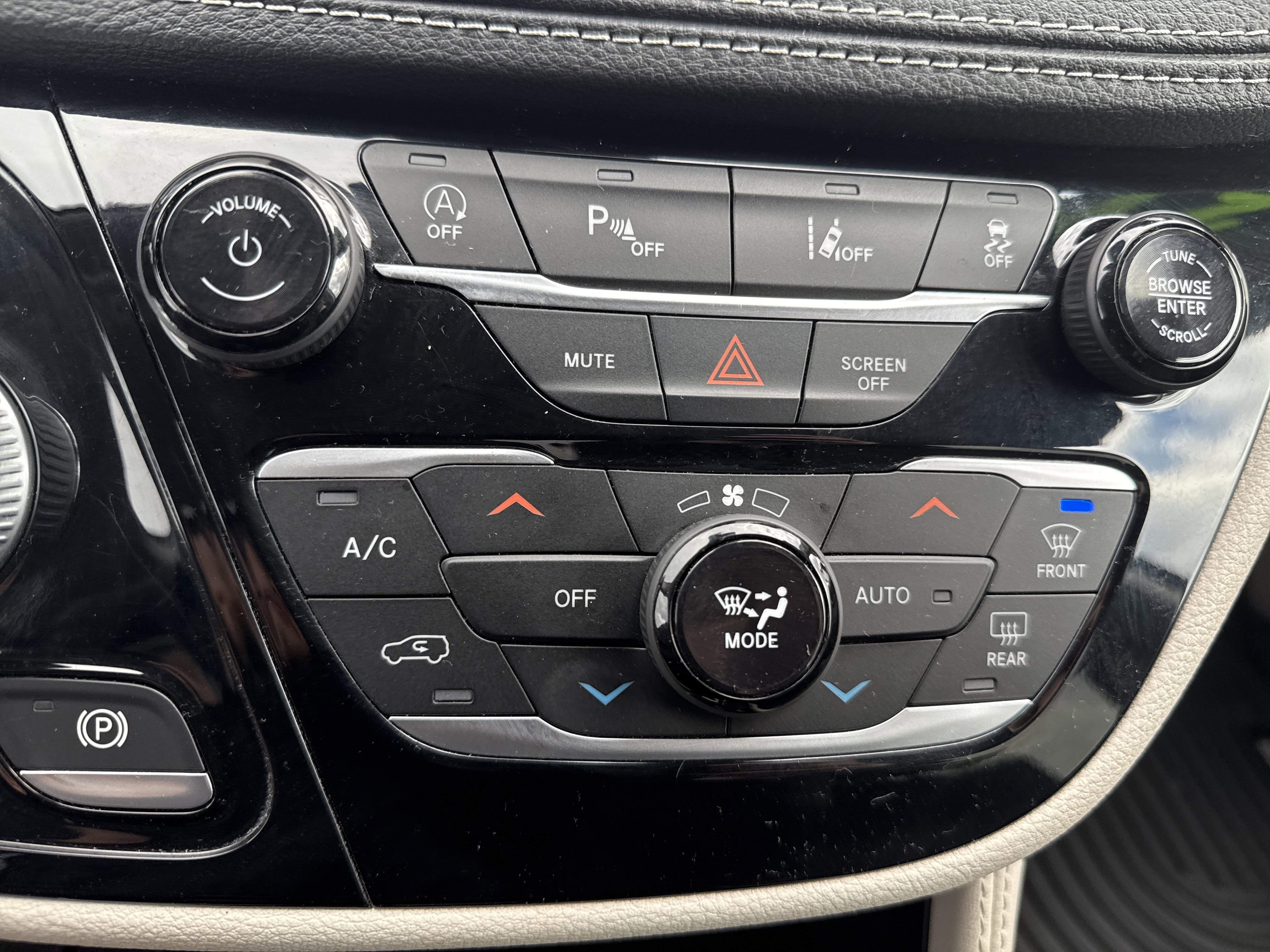 Used 2021 Chrysler Pacifica Limited image 30