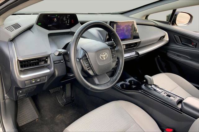 Certified 2025 Toyota Prius LE FWD image 17