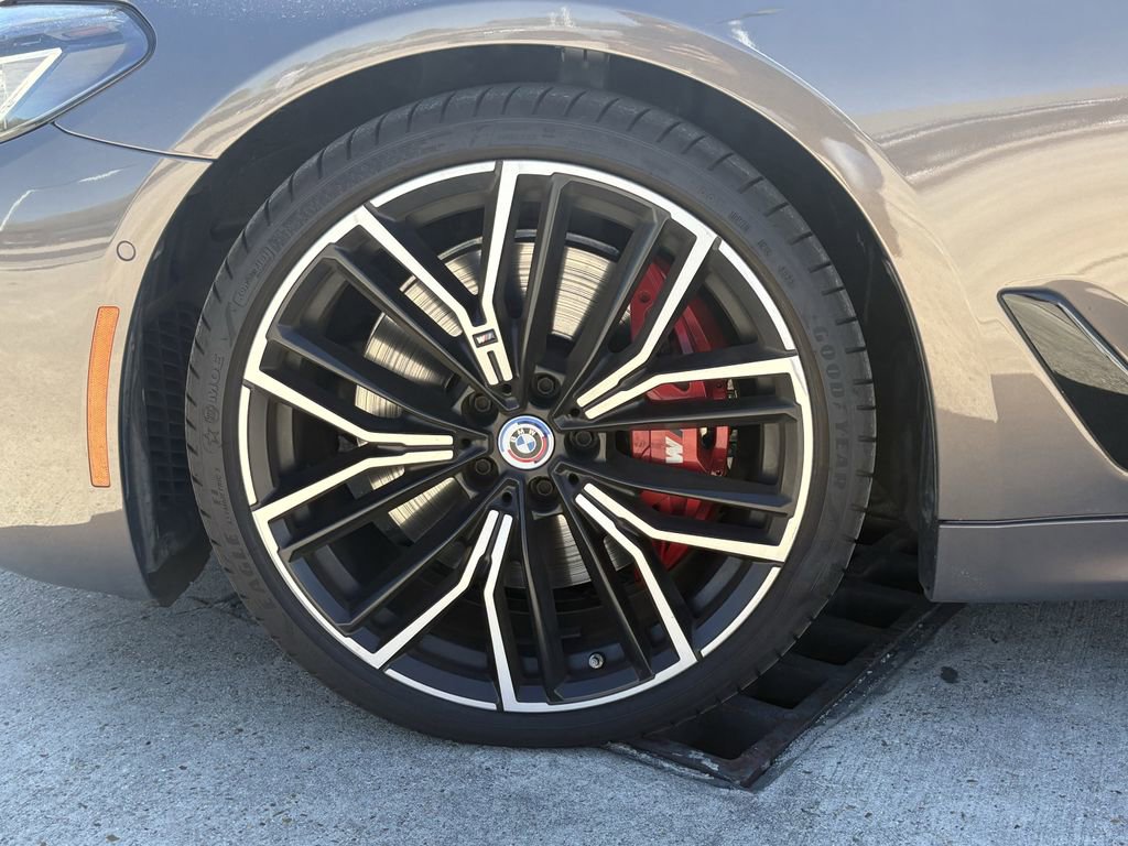 Used 2023 BMW M550i xDrive w/ Executive Package image 9