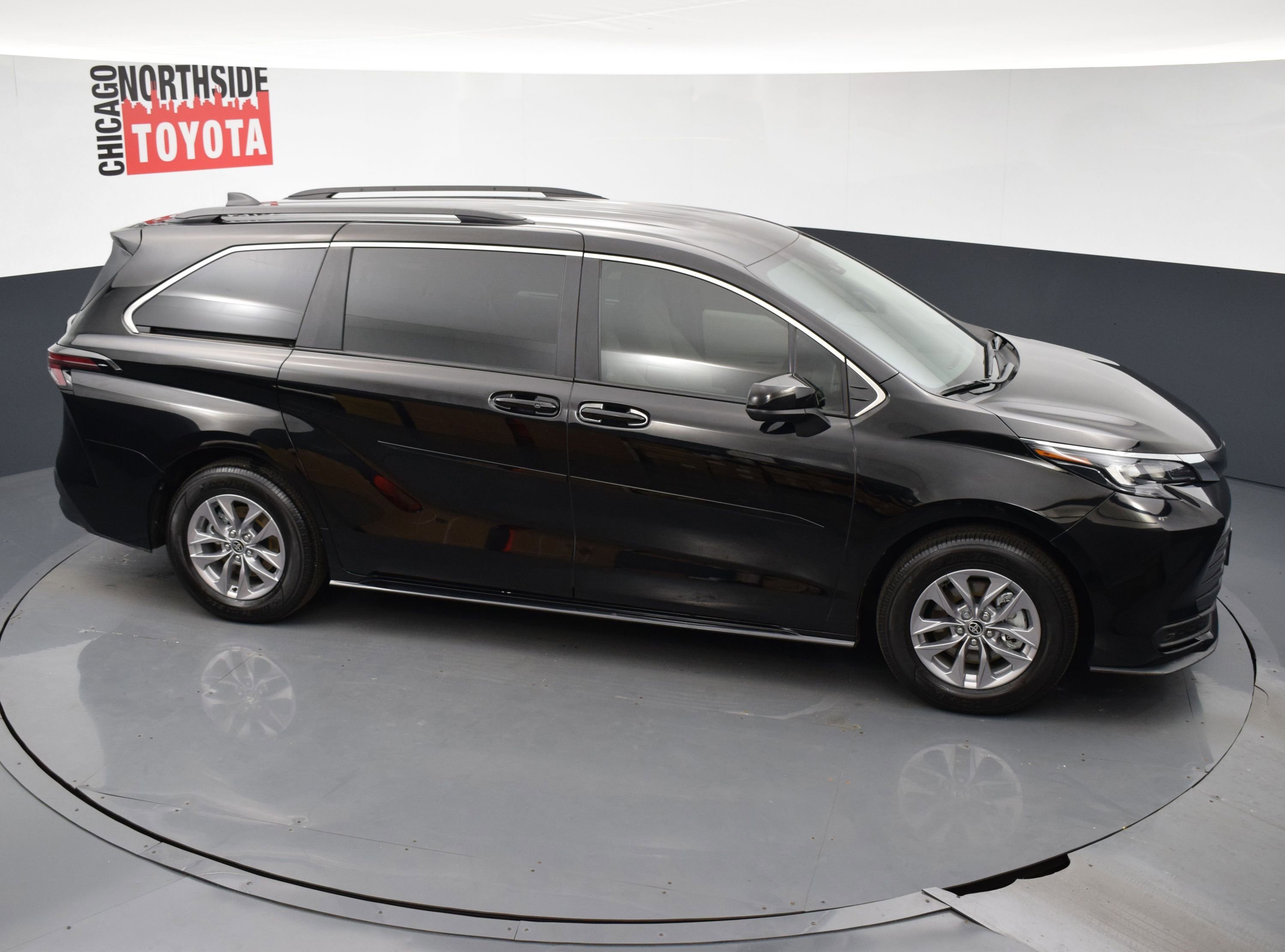 Used 2025 Toyota Sienna LE image 22