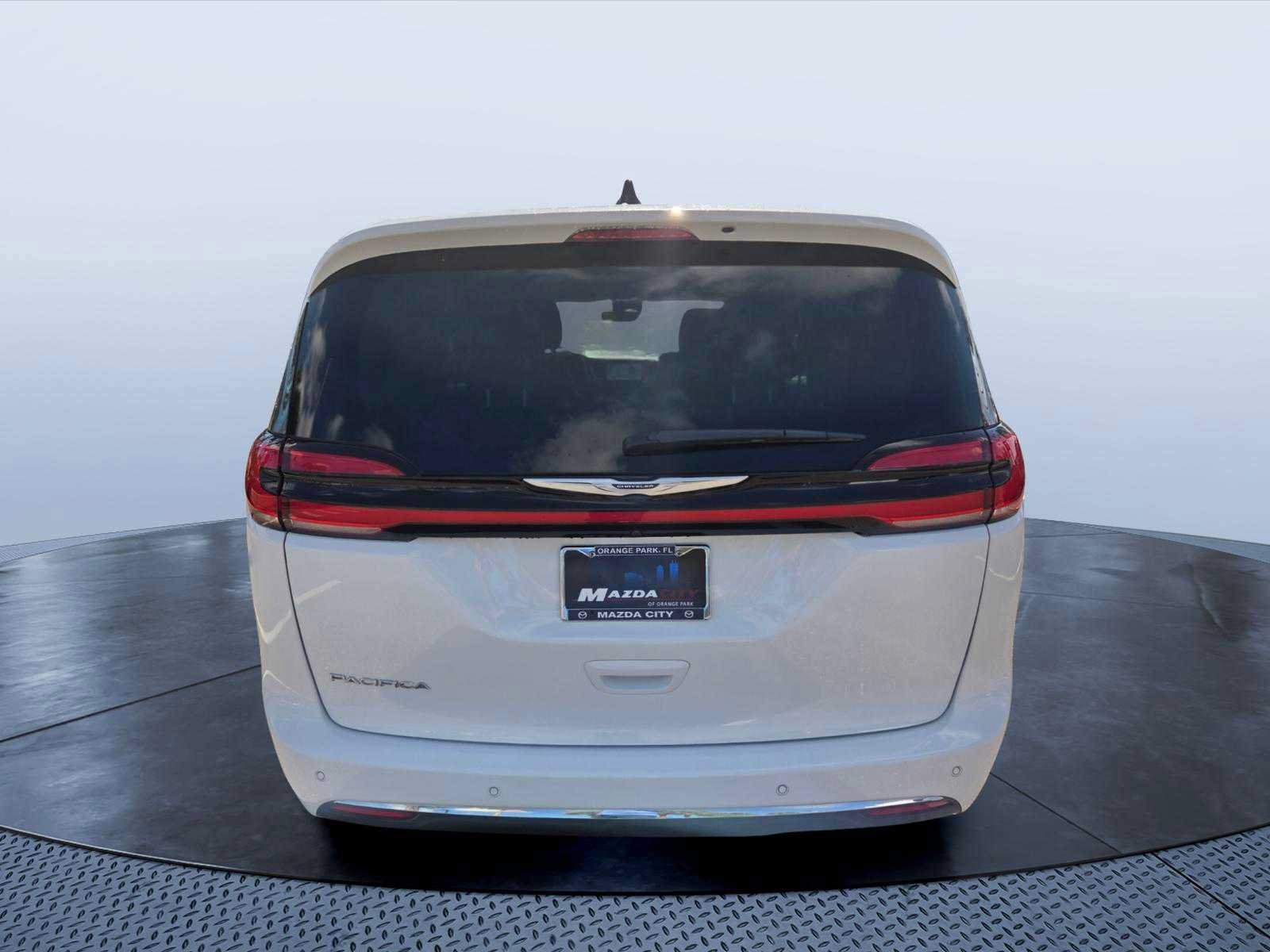 Used 2023 Chrysler Pacifica Touring-L FWD image 7