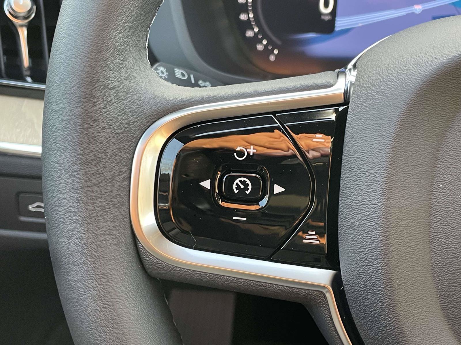 New 2027 Volvo XC60 B5 Plus AWD/4WD image 10