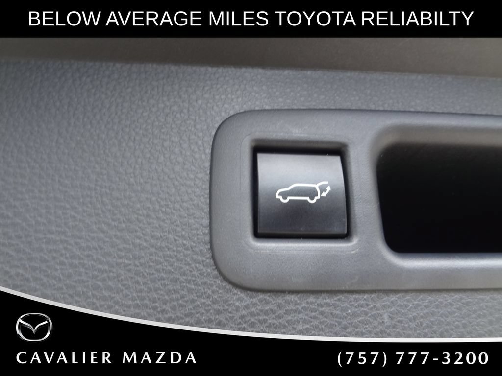 Used 2023 Toyota Highlander XLE AWD/4WD image 18
